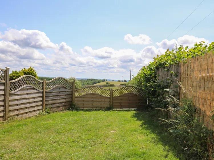 2 Bedroom Holiday Home In The Heart Of West Wales St Clears Extérieur photo